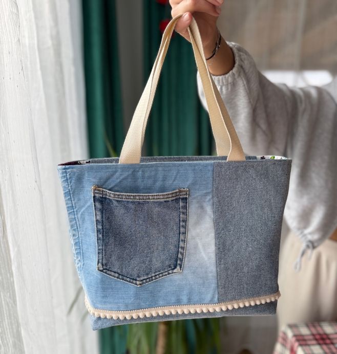 Tahle kráska už dělá radost @plotynka ♥️ #upcycling #nowaste #dyifashion #recyclingfashion #denimbag #diyjeans