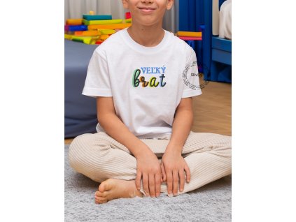 chlapcenske biele tricko velky brat detaill