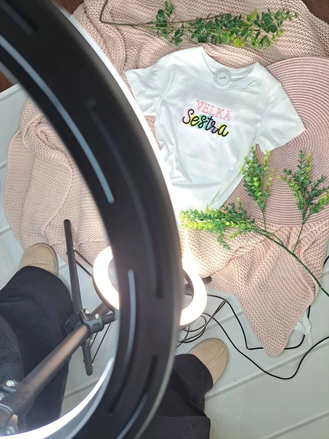 Ja som proste old school 📷 Všetko pekne pripravím, nadekorujem a až tak fotím. Žiadna AI 🤷‍♀️ áno gen z sa chytajú za...