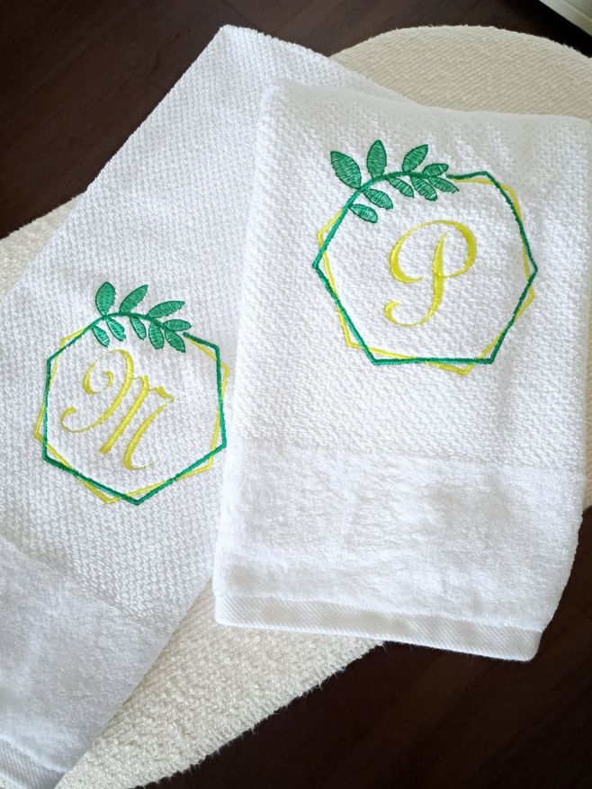 Tieto výšivky na uterákoch patria medzi Vaše obľúbené. Pôsobia sviežo a pritom jemne a nóbl. Vaša kúpelná proste dostsne...