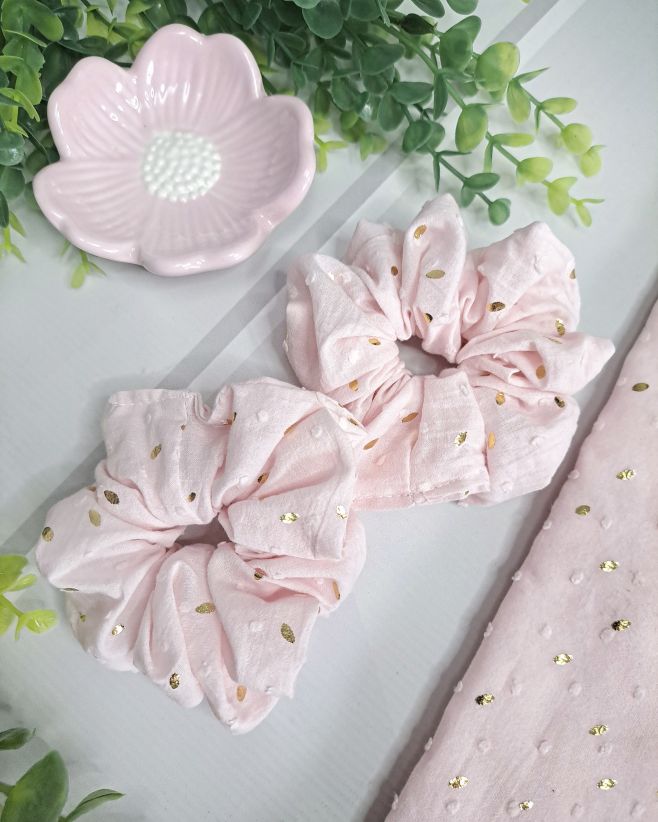 🌸 Sakura vo vlasoch Scrunchie gumička inšpirovaná krásou japonských sakúr. Je šitá z jemnej 100 % bavlnenej látky ružového...