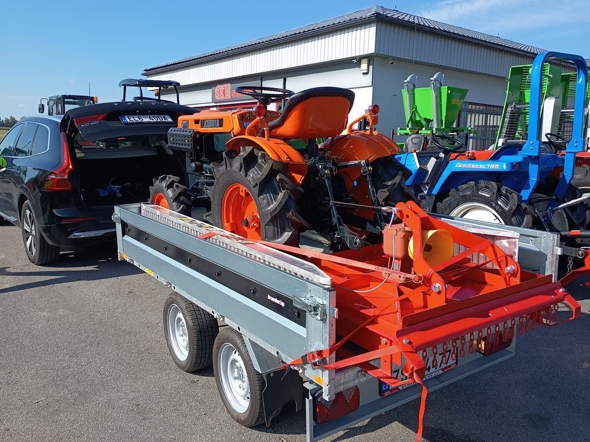 Malotraktor připravený k předání v areálu SKH Sebranice