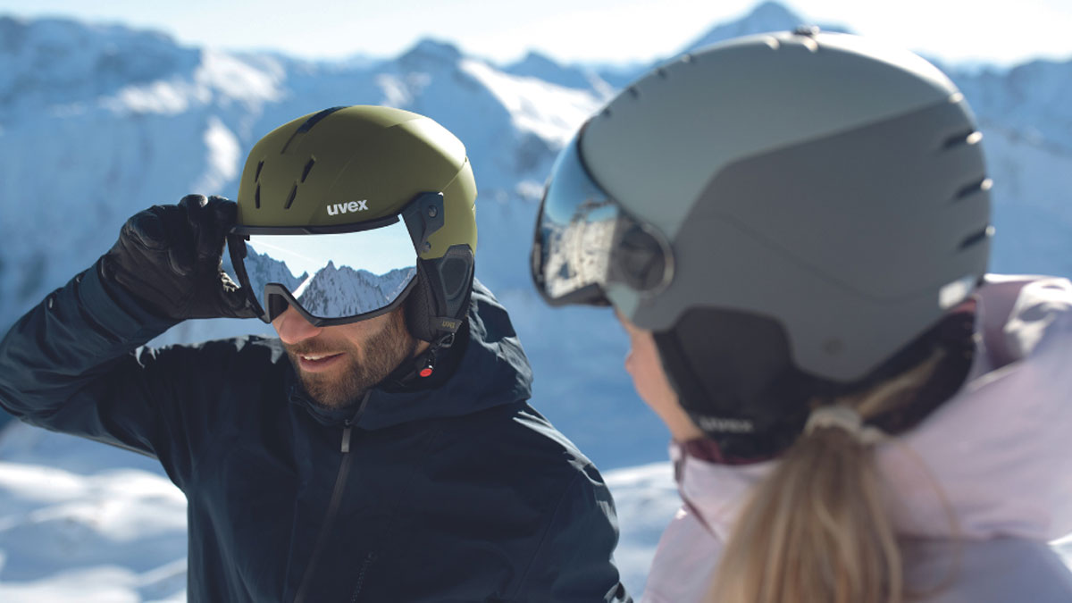 Lyžař v helmě se štítem Uvex Instinct PRO V na sjezdovce