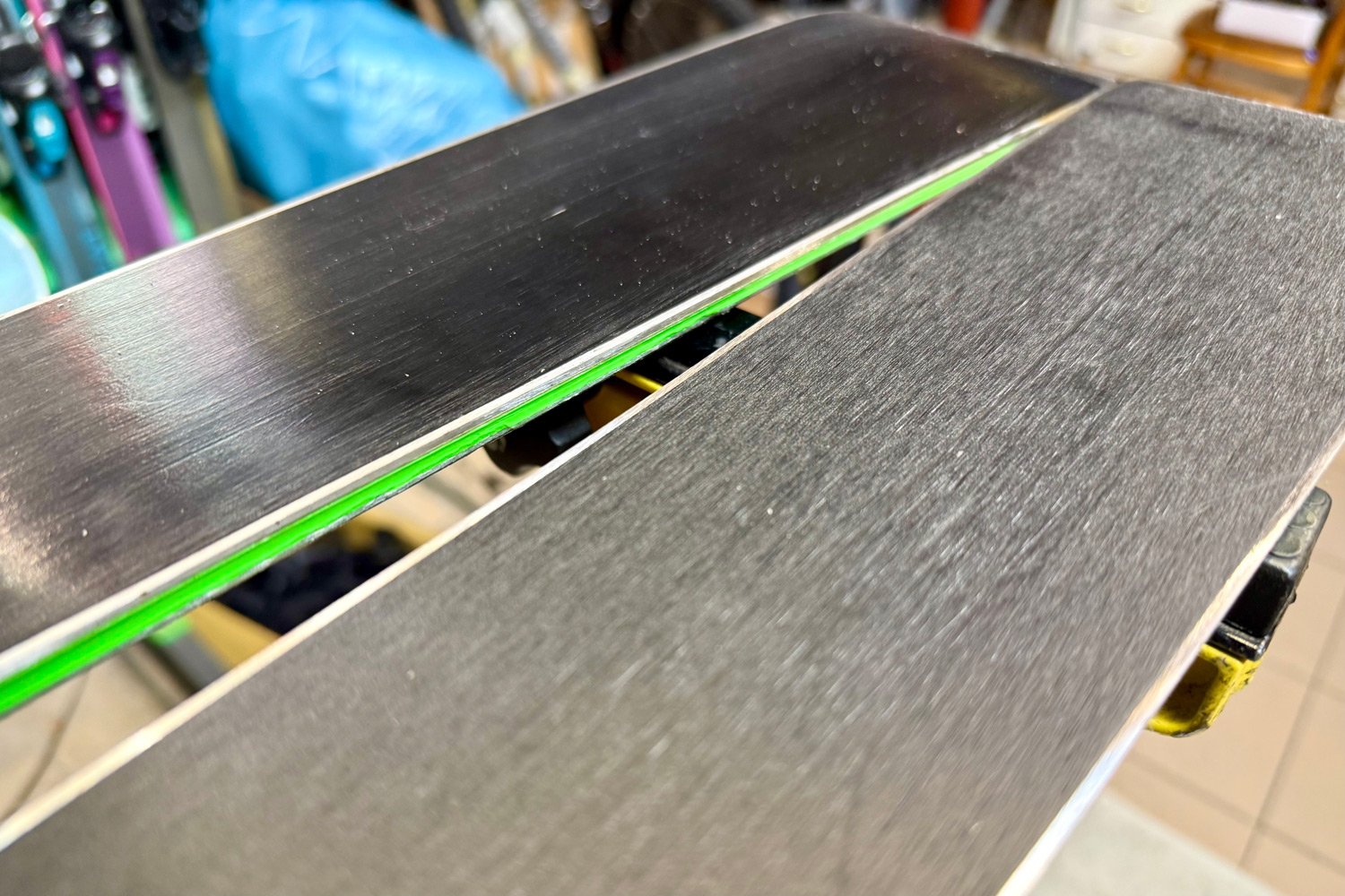 Suchá skluznice vs. navoskovaná – rozdíl je vidět i cítit Porovnání suché skluznice a skluznice po voskování