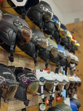 Lyžařské helmy Kask patří mezi absolutní špičku⛰️ – skvělé zpracování, bezpečnost a praktické integrované visory, které...