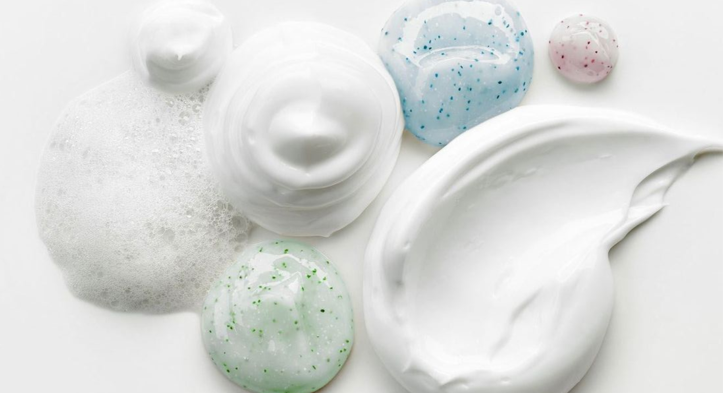 Exfoliační kyseliny ve skincare: Jaký je rozdíl mezi AHA, BHA a PHA?