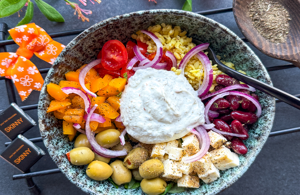 Buddha Bowl ve středomořském stylu
