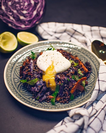 Teplý čočkový salát se ztraceným vejcem