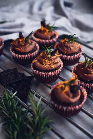 Čokoládové cupcakes s pomerančem a rozmarýnem