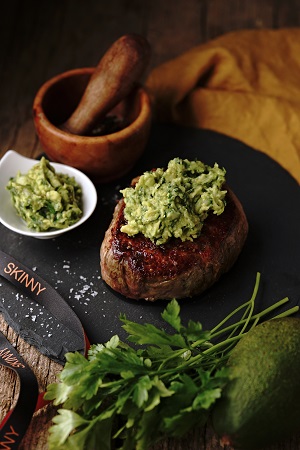 Hovězí steak s avokádovým chimichurri