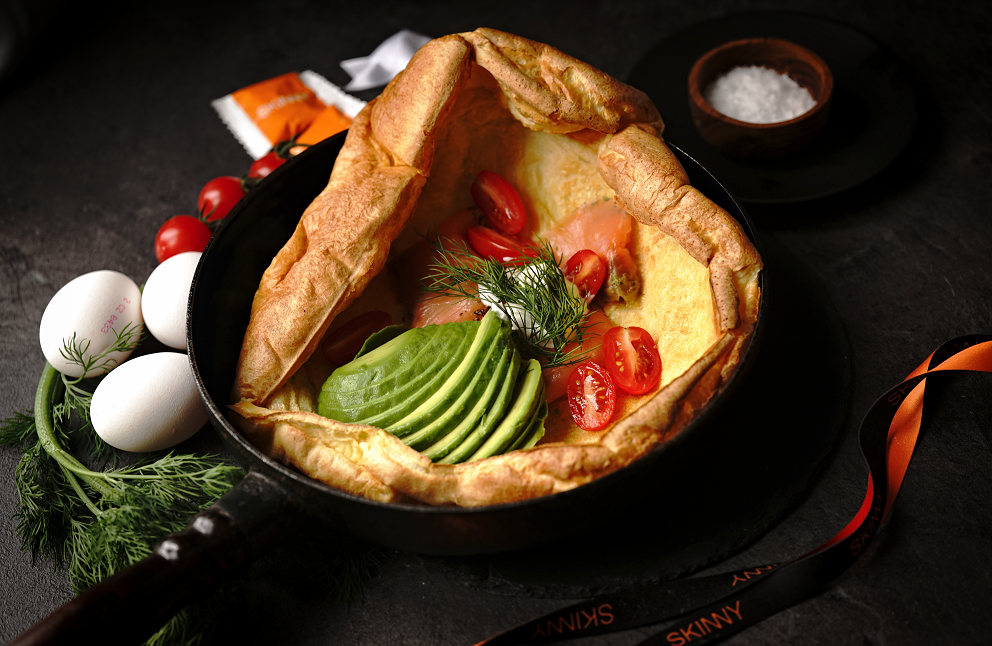 Palačinka Dutch baby s lososem a avokádem