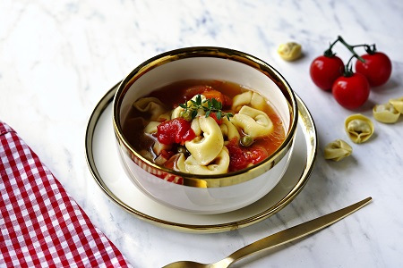 Zeleninová polévka s tortellinami