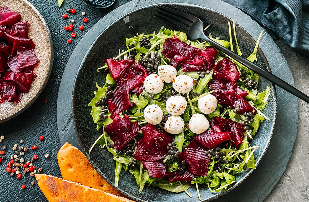 Zimní salát s pečenou červenou řepou