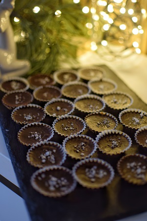 Čokoládové košíčky s arašídovým máslem a solí