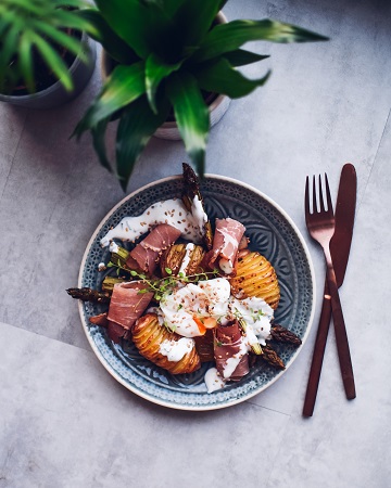 Pečený chřest se ztraceným vejcem a jogurtovou zálivkou