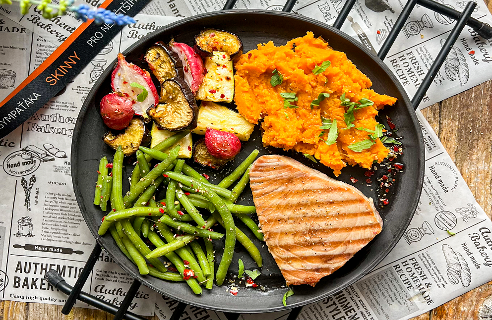 Steak z tuňáka se šťouchanými batáty a grilovanou zeleninou