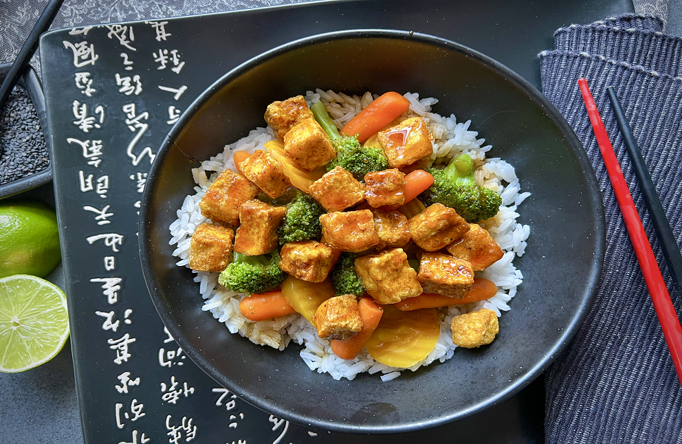 Basmati rýže s Teriyaki omáčkou, orestovanou zeleninou a křupavými tofu kousky