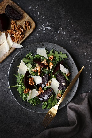 Šalát z pečenou červenou repou, parmezánom a rukolou