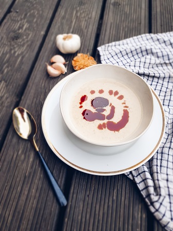 Polévka z pečeného česneku