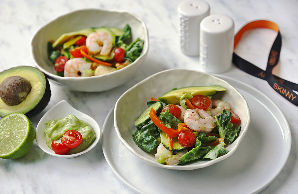 Salát s krevetami a avokádovým dresinkem
