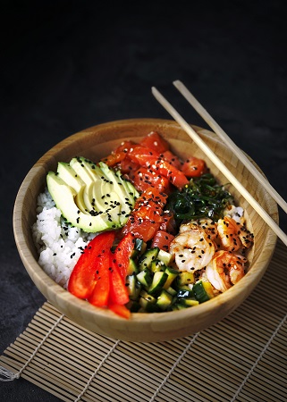 Sushi bowl s lososem