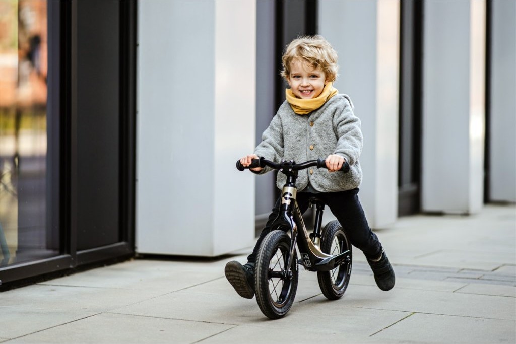 Důvody, proč je odrážedlo lepší než kolo s pomocnými kolečky
