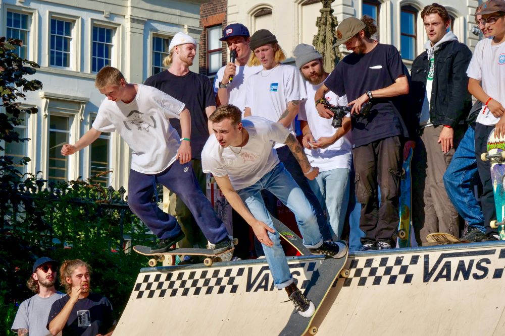 Skateboard móda. Od funkčnosti k street style