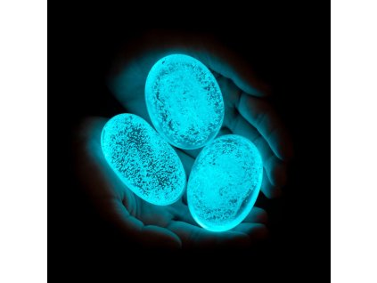 skleneny kaminek svitici modry