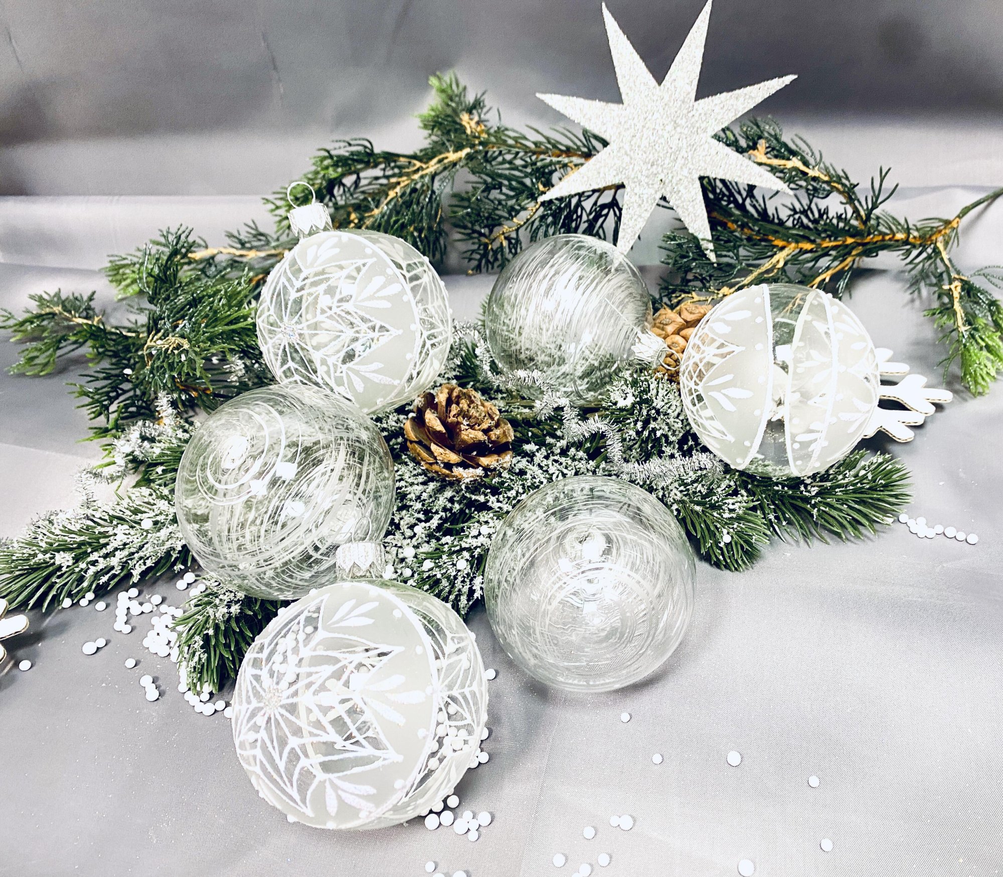 Bílé vánoční ozdoby