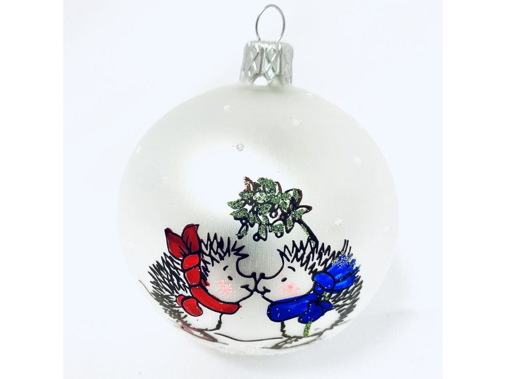 Skleněná vánoční ozdoba s textem na přání - Zimní setkání ježečků s vlastním textem (bílá, 1 ks, 8 cm)