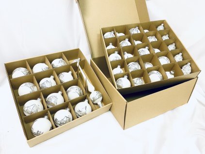 Irisa LUXUSNÍ SET Vánoční ozdoby NANCY -  bílé dekor chalupa  , BOX 39 ks