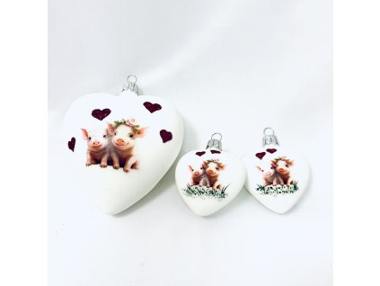IRISA Sada skleněných srdcí s dekorem veselé prasátka – 3ks, 7 c a 13 cm, bílé a
