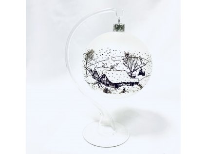 Vánoční baňka se stojánkem, ZASNĚŽENÁ CHALOUPKA dekor bílá ( velikost 10 cm )