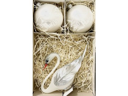Elegantní sada vánočních ozdob – Bílá labuť a dvě koule s motivem zimní vesničky (8 cm + 12 cm)