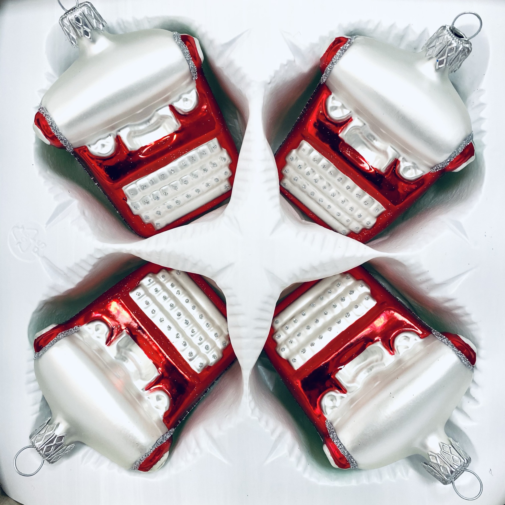 IRISA Skleněná ozdoba Červený psací stroj, sada 4 ks Balení: 4ks, Barva: červená, Velikost: 8 cm
