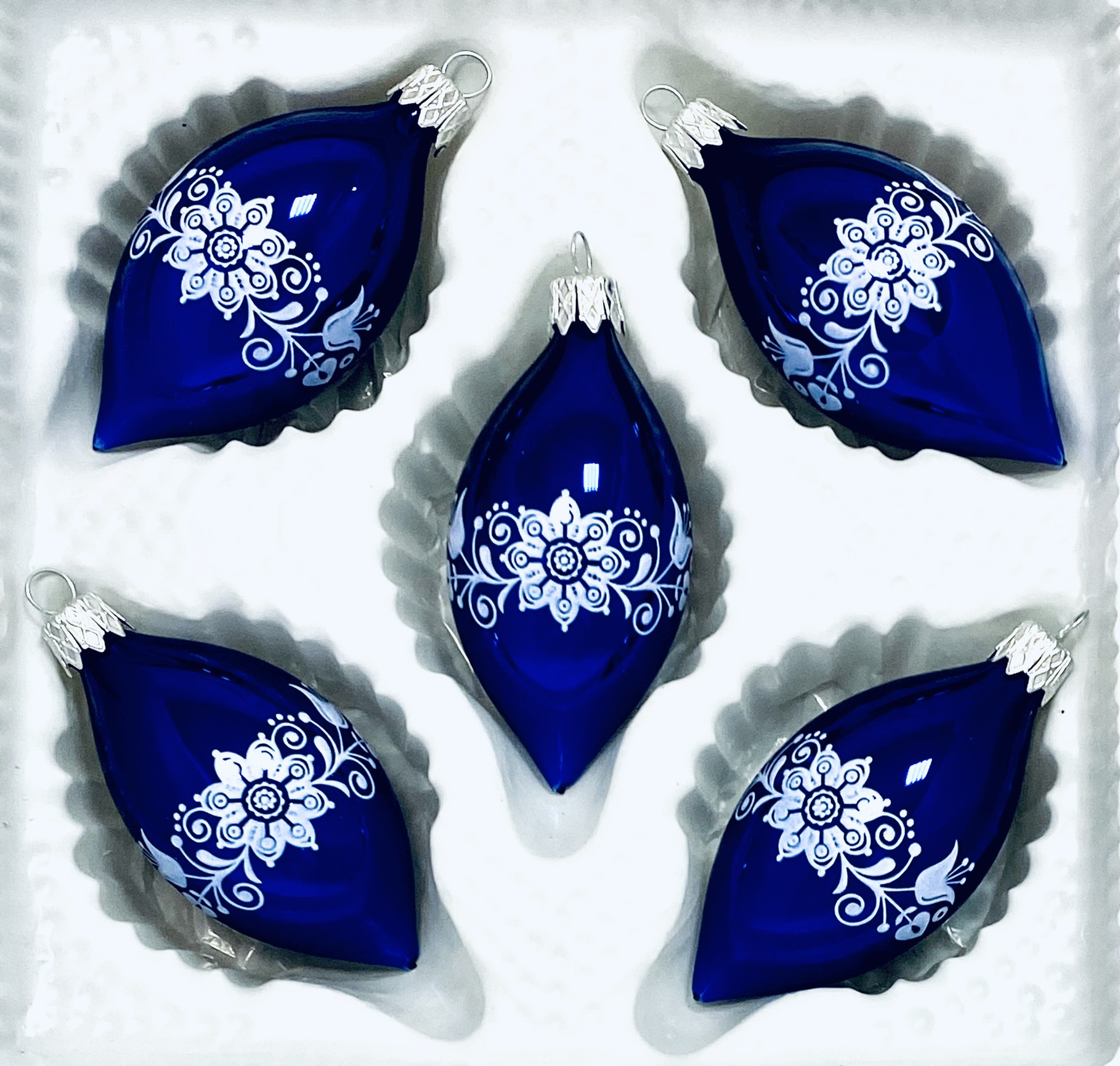 Irisa Vánoční ozdoby ALICE modrá oliva s dekorem cibulák 8 cm, 5 ks Balení: 5ks, Barva: modrá, Velikost: 8 cm