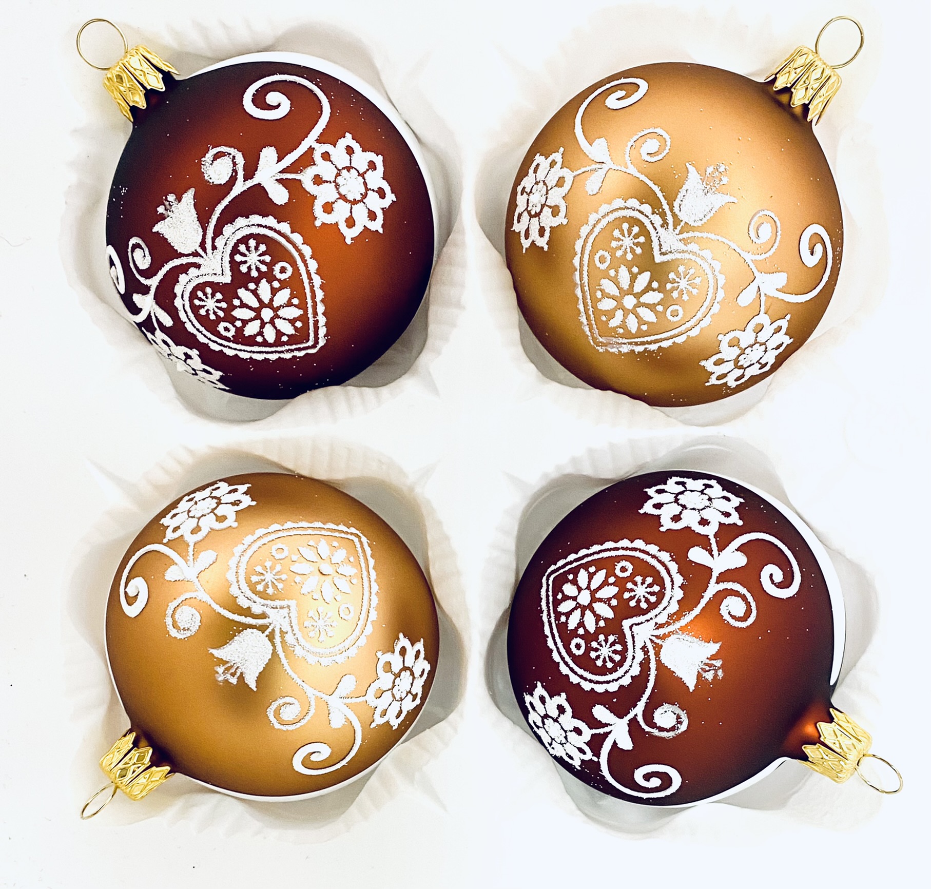 Irisa Vánoční ozdoby JITŘENKA kombinace tmavě a světle hnědé koule s dekorem perník 7 cm, SET 4 ks Balení: 4ks, Barva: hnědá, Velikost: 7 cm