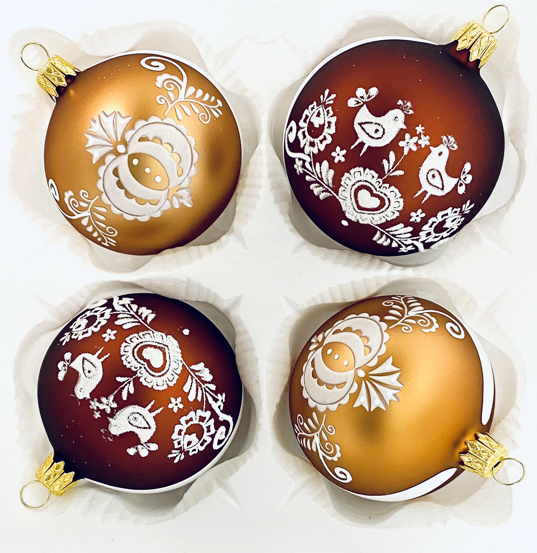 Irisa Vánoční ozdoby JITŘENKA kombinace tmavě a světle hnědé koule s dekorem perník,holubičky 7 cm, SET 4 ks Balení: 4ks, Barva: hnědá, Velikost: 7…
