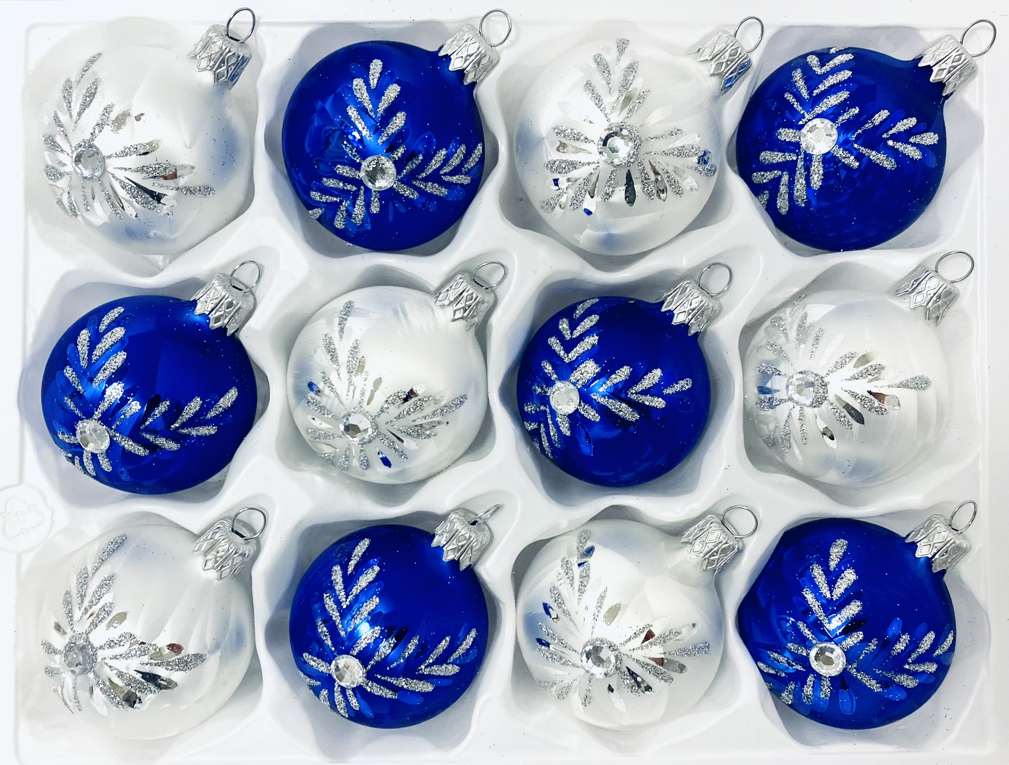 Irisa Vánoční ozdoby LUISA kombinace bílé a modré koule s dekorem mrazolak 6 cm, SET 12 ks Balení: 12ks, Barva: modrá;bílá, Velikost: 6 cm
