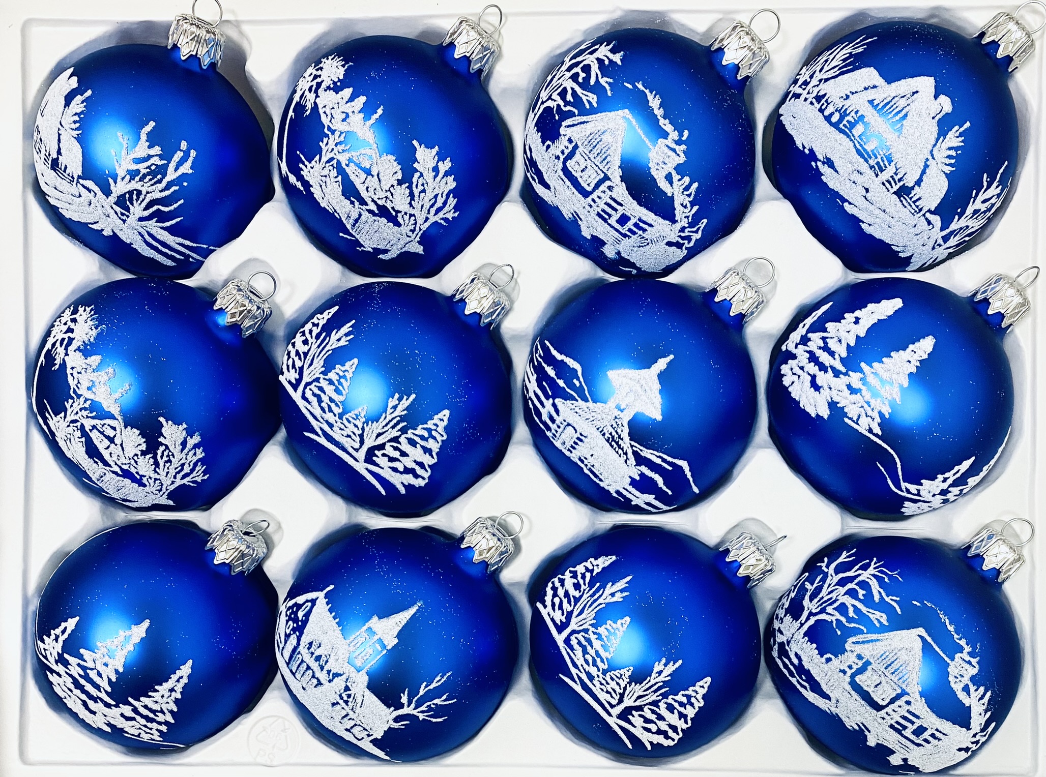 Irisa Vánoční skleněná sada MODRÁ LHOTA modré koule s dekorem vesnička 7 cm, SET 12 ks Balení: 12ks, Barva: modrá, Velikost: 7 cm