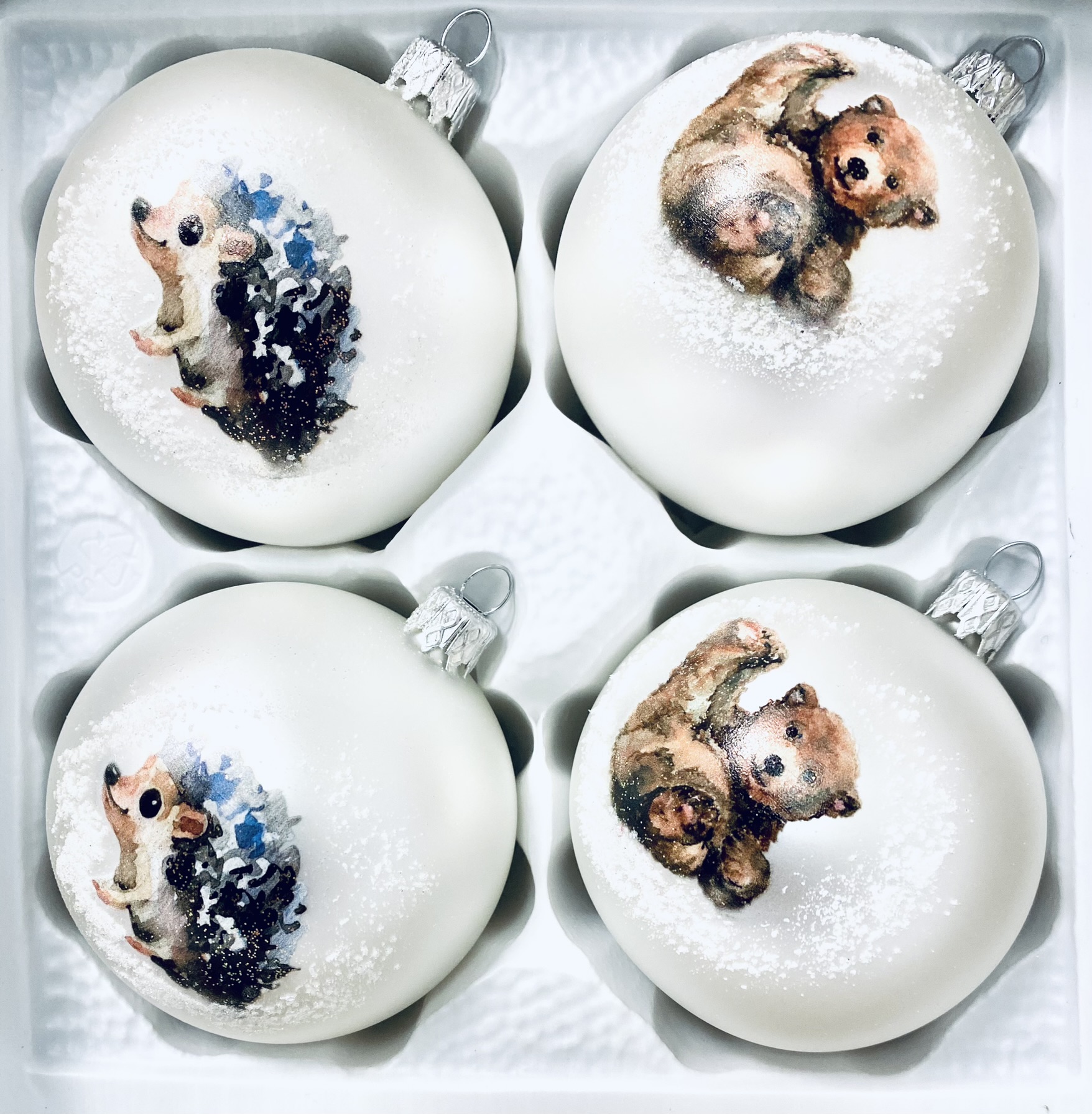 Vánoční radost - Sada 4 ks Skleněných Ozdob - Veselý Medvěd a Ježek - Bílá - Velikost 8 cm Balení: 4ks, Barva: bílá, Velikost: 8 cm