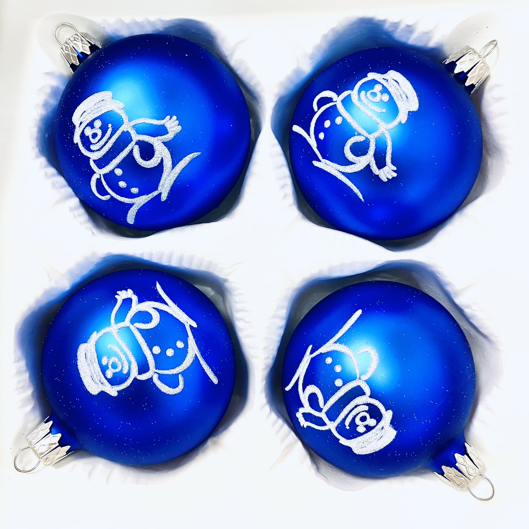 Vánoční Královská Modř - Královská modrá sada 4 ks skleněných ozdob s dekorem bílého sněhuláka (Velikost 7cm) Balení: 4ks, Barva: modrá, Velikost: 7…