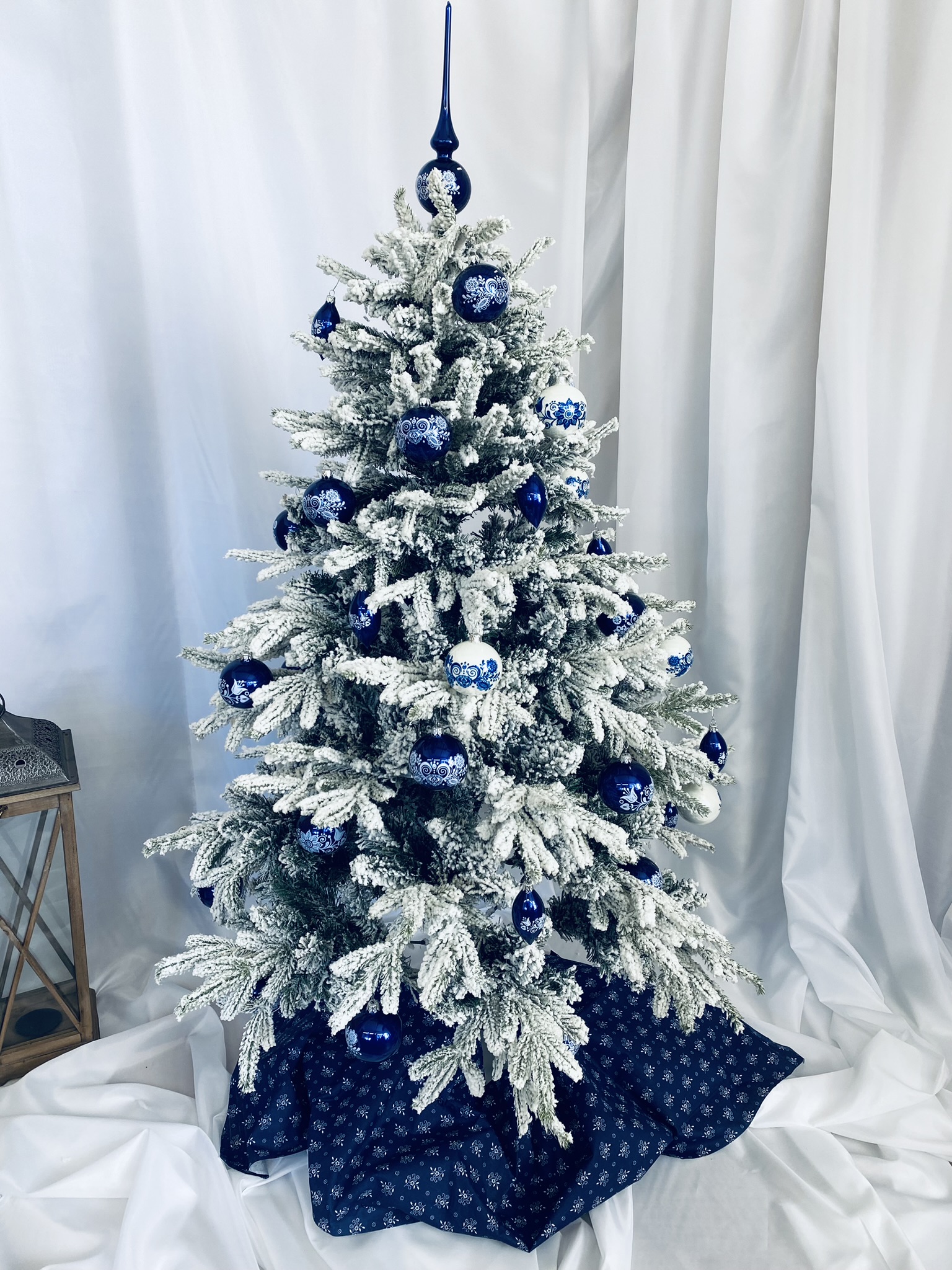 Zasněžený vánoční strom - bílý 150 cm TRADICE s dekorací 47 ks od ozdob cibulák a modrotisk Balení: 48 ks, Barva: modrá;bílá