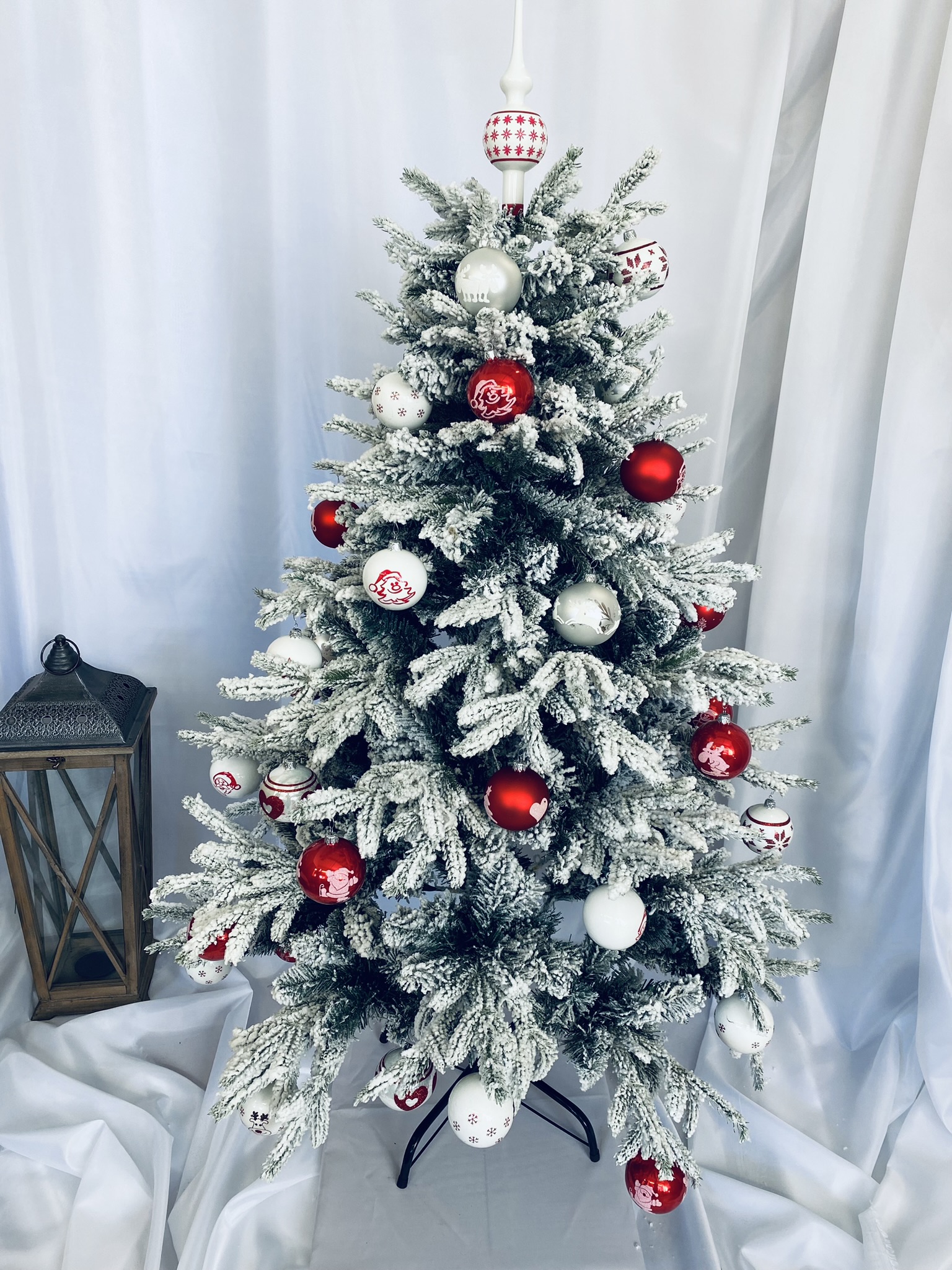 Zasněžený vánoční strom - Nordic Krása 150 cm bílo-červený s veselými dekory Balení: 50 ks, Barva: červená;bílá
