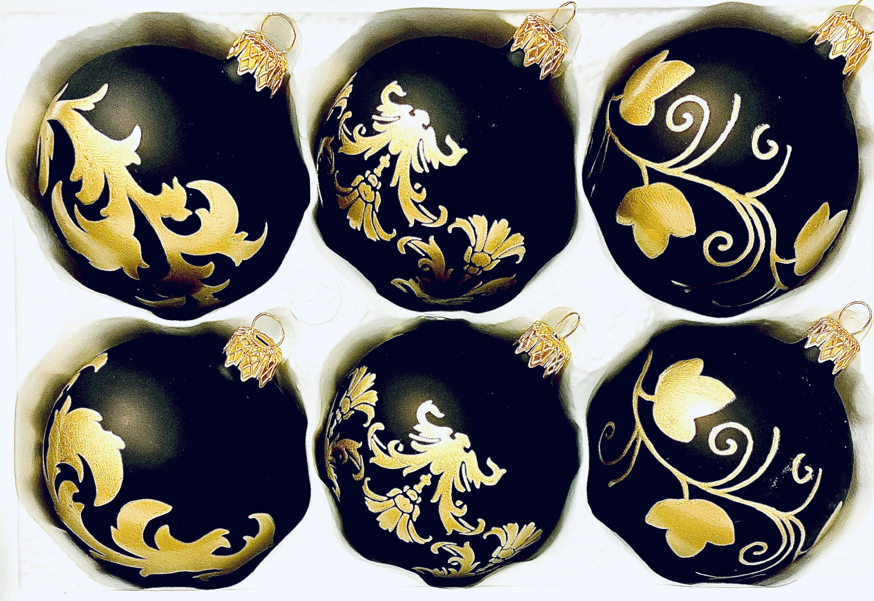 Černá elegance a zlatý lesk: Luxusní skleněné vánoční ozdoby (Sada 6 ks, Velikost 8 cm) IRISA Balení: 6 ks, Barva: černá, Velikost: 8 cm