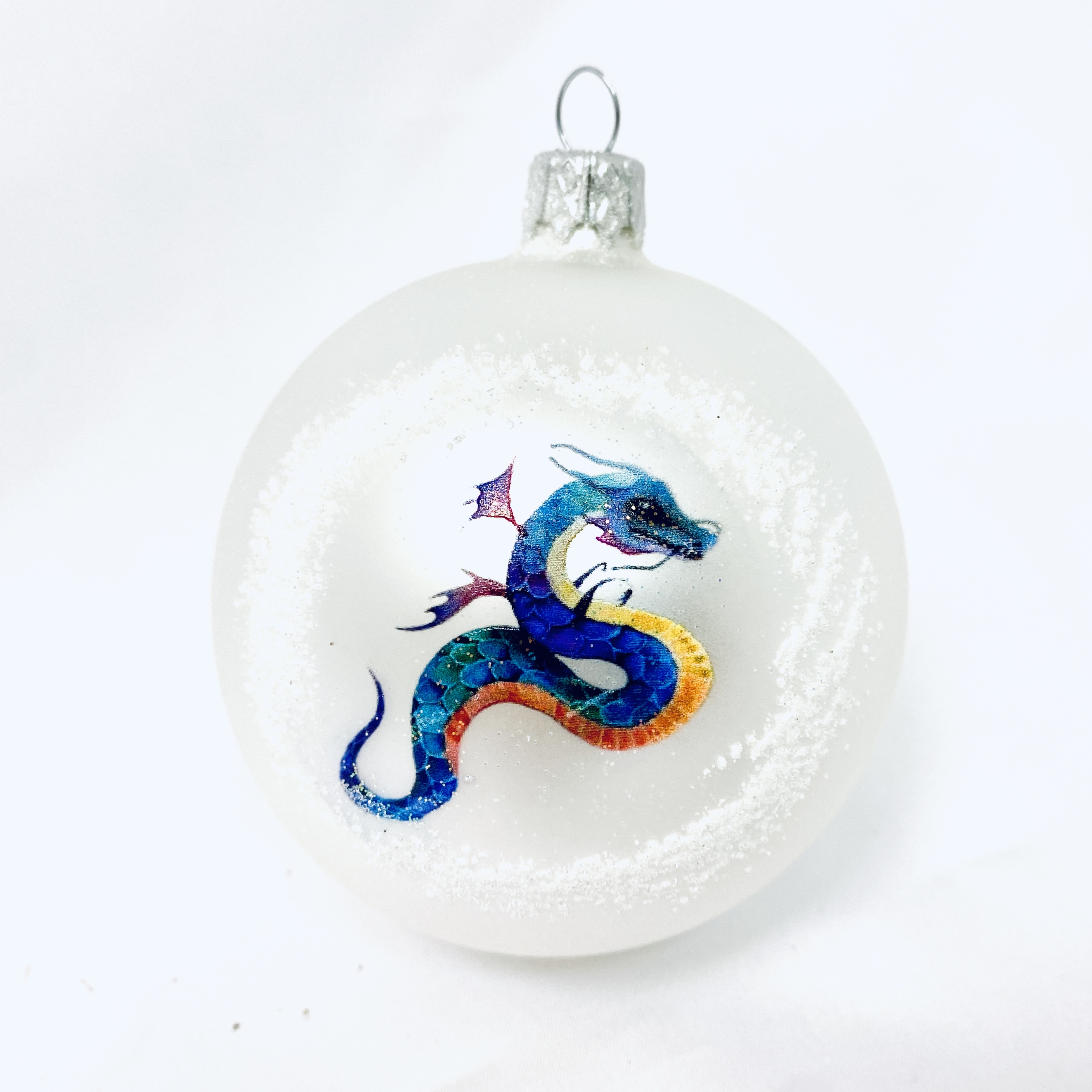Skleněná vánoční ozdoba s textem na přání - Pohádkový drak v zimním království (1 ks, 8 cm) Balení: 1ks, Barva: bílá, Velikost: 8 cm