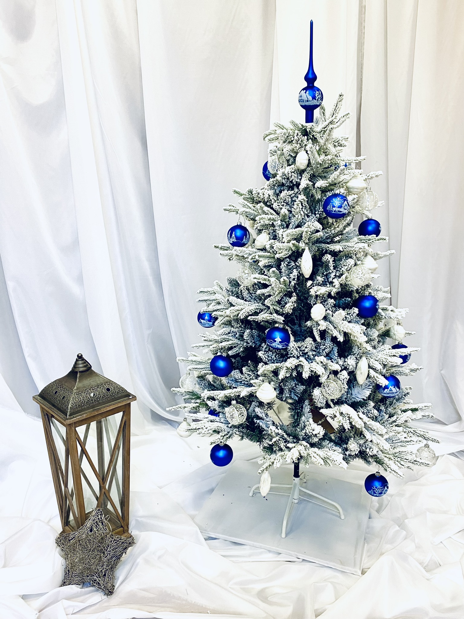 Zasněžený vánoční strom - Modrá Lhota 150 cm bílo-modrý s 61 kusů skleněných Balení: 62 ks, Barva: modrá;bílá