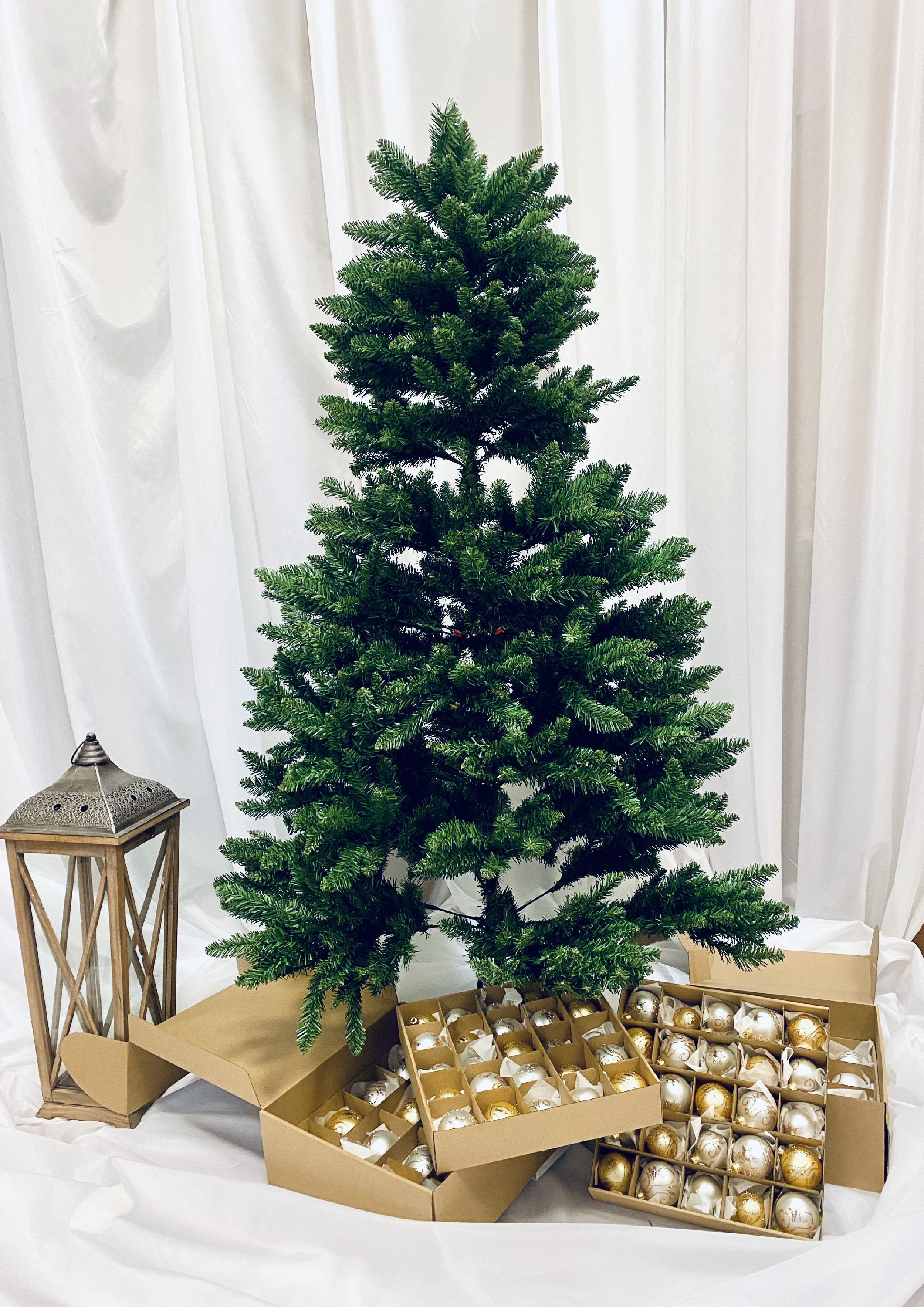 Leora - Záře lásky a osudu - vánoční strom - 180 cm bílo-zlatý s 83 kusy skleněných ozdob Balení: 84 ks, Barva: zlatá;bílá