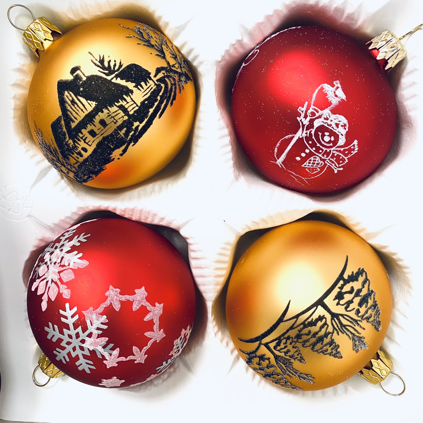 Vánoční kolekce skleněných ozdob s dotekem elegance - Mia's červená a zlatá ( 4ks, velikost 7cm) Balení: 4ks, Barva: zlatá;červená, Velikost: 7 cm
