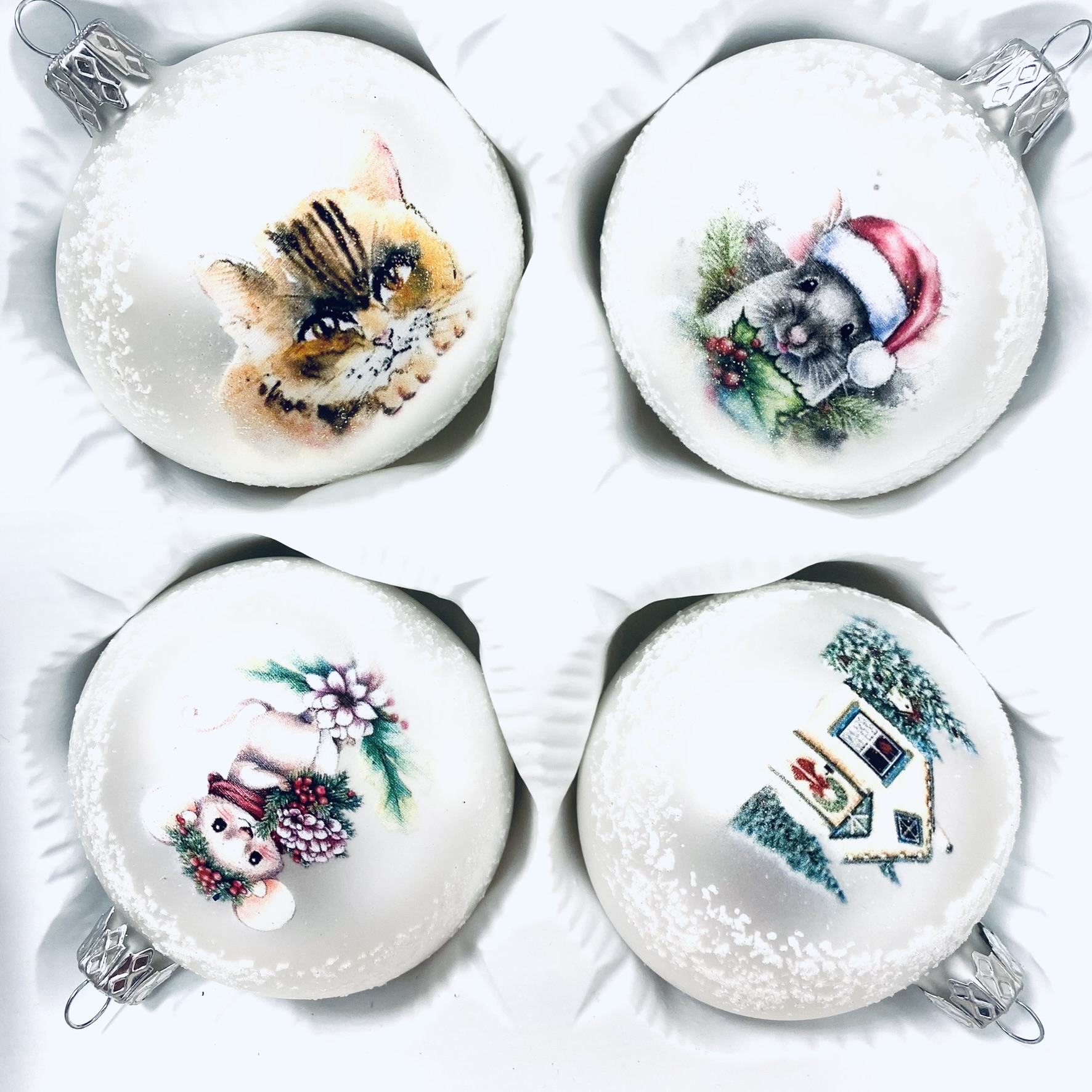 Vánoční kolekce skleněných ozdob - Hon na myš ( bílá, 4ks, velikost 7cm) Balení: 4ks, Barva: bílá, Velikost: 7 cm